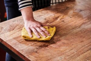 Cómo limpiar mesas de madera sin dañarlas